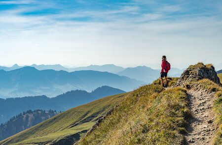 Frau wandert im Herbst auf dem Grat der Nagelfluhkette bei Oberstaufen im Allgaeu | © Gettyimages.com/Uwe Moser