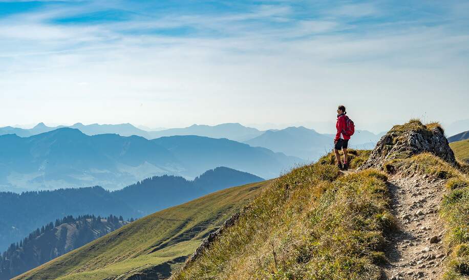 Frau wandert im Herbst auf dem Grat der Nagelfluhkette bei Oberstaufen im Allgaeu | © Gettyimages.com/Uwe Moser