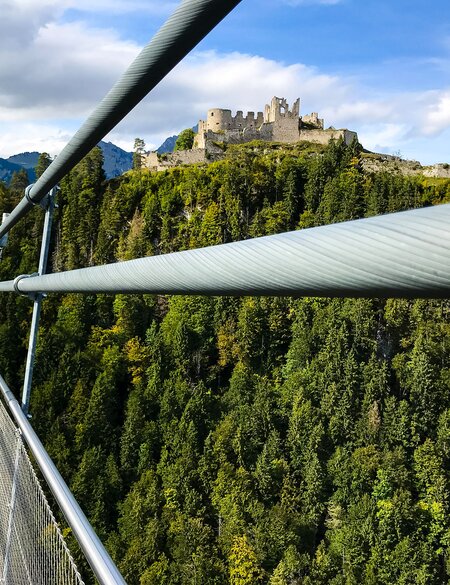Aufnahme der Burgruine Ehrenberg von der 114 Meter hohen Seilhaengebruecke am Fernpass aus in Oesterreich | © Gettyimages.com/Christian Ulf Petzold