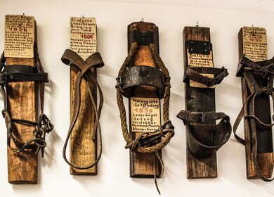Auswahl von fünf historische Skibindungen im FIS Museum in Fischen im Allgäu | © Pixabay.com/garten-gg