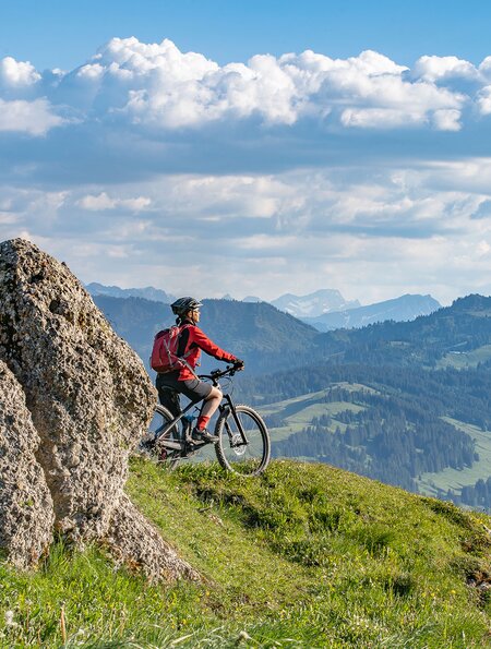 Aktive Seniorin auf einem Elektro-Mountainbike geniesst den spektakulaeren Blick über die Allgaeuer Alpen bei Oberstdorf in Bayern | © Gettyimages.com/Uwe Moser