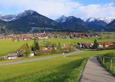 Stadtblick von Oberstdorf im Allgaeu mit den Alpen im Hintergrund | © Gettyimages.com/wilks72