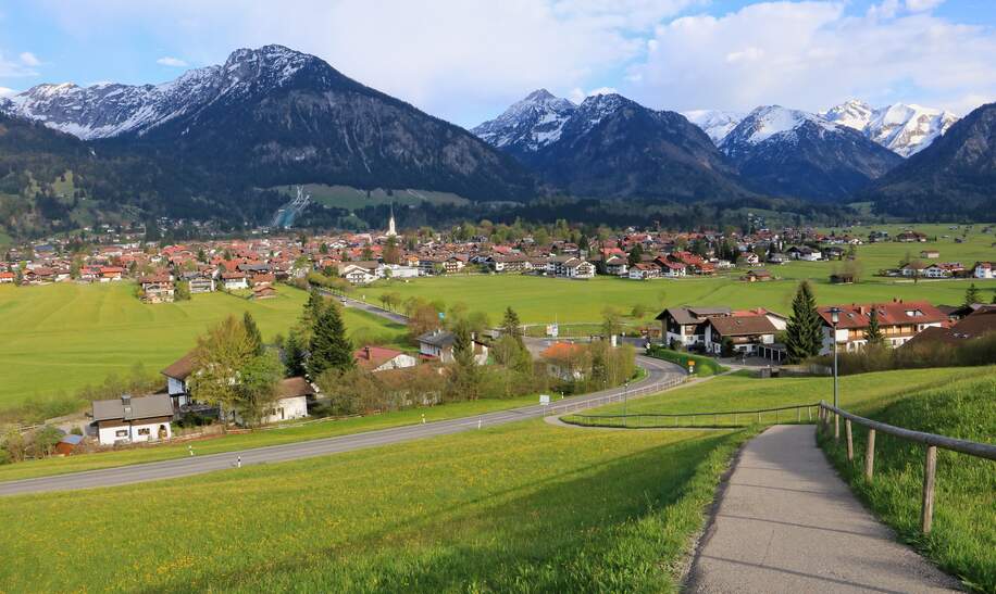 Stadtblick von Oberstdorf im Allgaeu mit den Alpen im Hintergrund | © Gettyimages.com/wilks72