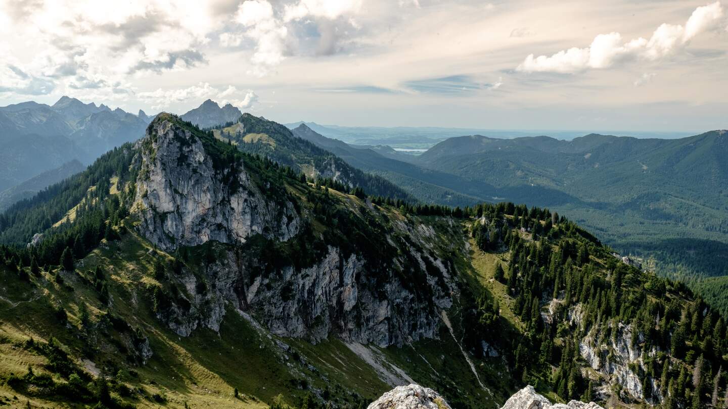 Blick zum Laubeneck im Ammergebirge in matten Sonnenschein | © Gettyimages.com/topics