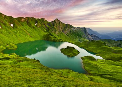 Schoener Sommersonnenaufgang mit bunten Farben am Schrecksee  in Bad Hindelang | © Gettyimages.com/Rado_Kellne