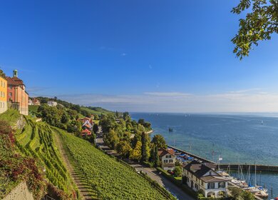 Meersburg - eine mittelalterliche Stadt mit Blick auf den Bodensee | © gettyimages.com/FlavioVallenari