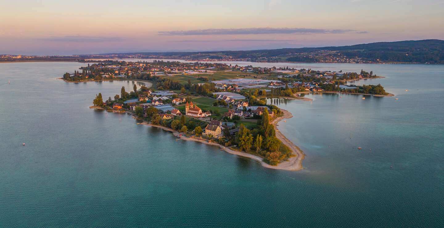 Panoramablick auf die Insel Reichenau und den Bodensee in Bayern | © Gettyimages.com/davidhajnal