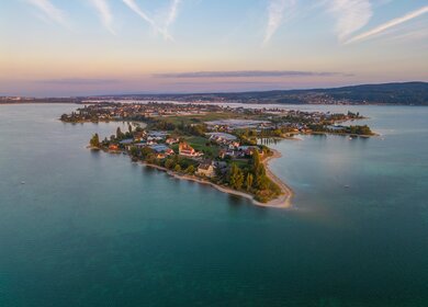Panoramablick auf die Insel Reichenau und den Bodensee in Bayern | © Gettyimages.com/davidhajnal