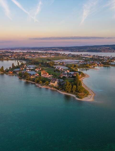 Panoramablick auf die Insel Reichenau und den Bodensee in Bayern | © Gettyimages.com/davidhajnal