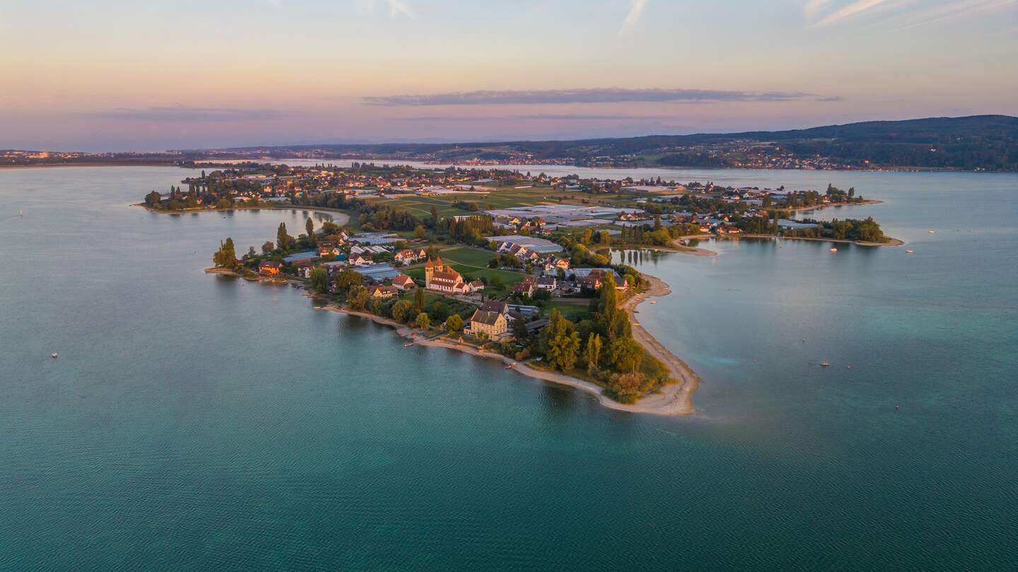 Panoramablick auf die Insel Reichenau und den Bodensee in Bayern | © Gettyimages.com/davidhajnal