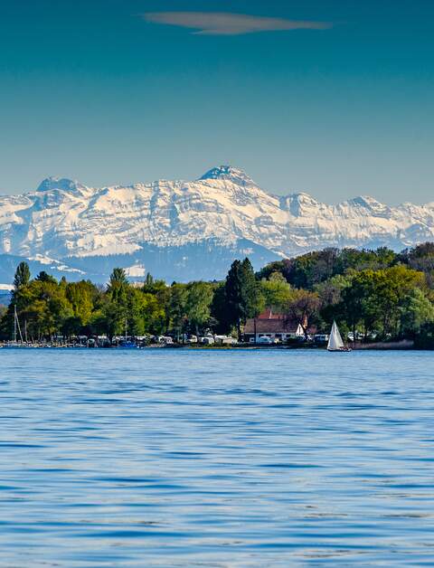 Föhnstimmung am Bodensee mit den Alpen zum greifen nah | ©  Gettyimages.com/Carsten Ortlieb