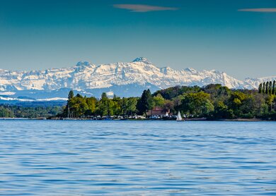 Föhnstimmung am Bodensee mit den Alpen zum greifen nah | ©  Gettyimages.com/Carsten Ortlieb