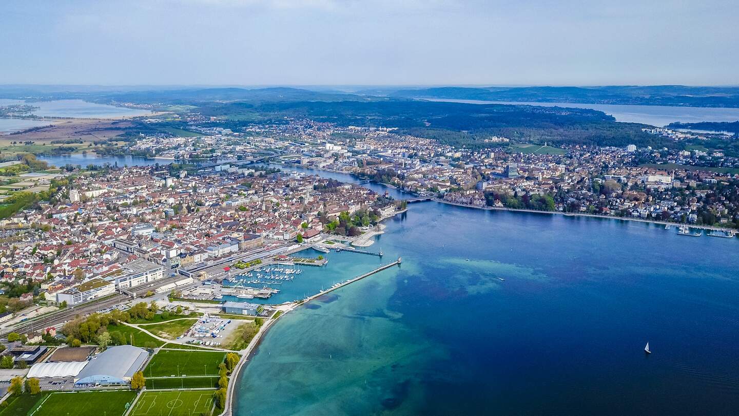 Luftaufnahme vom Seeburgpark in Kreuzlingen im Schweizer Kanton Thurgau auf die Stadt Konstanz in Baden-Württemberg, Deutschland | © Gettyimages.com/Arkadij Schell