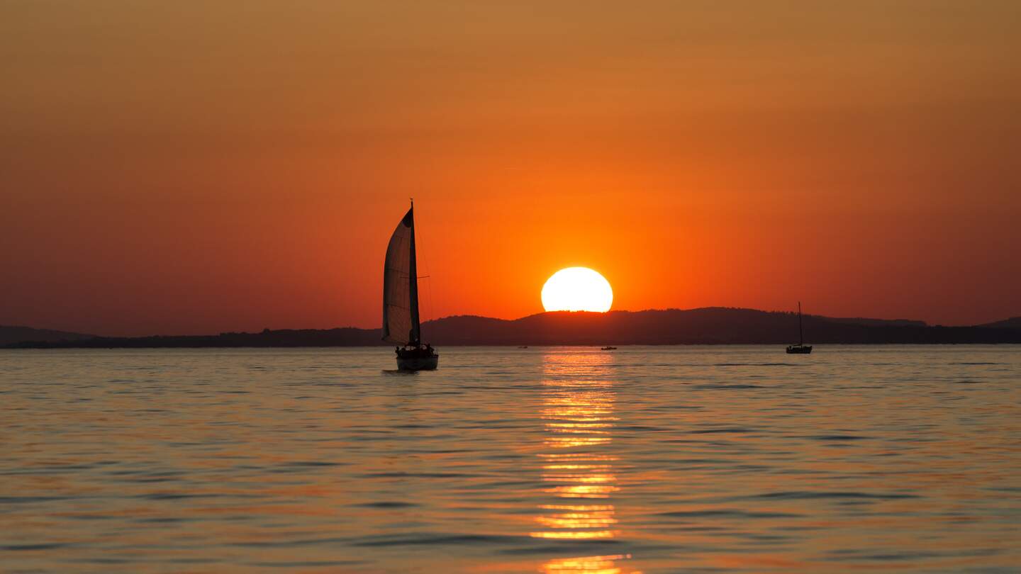 sonnenuntergang am Bodensee an den Grenzen von Deutschland, Oesterreich und der Schweiz. | © Gettyimages.com/kemter