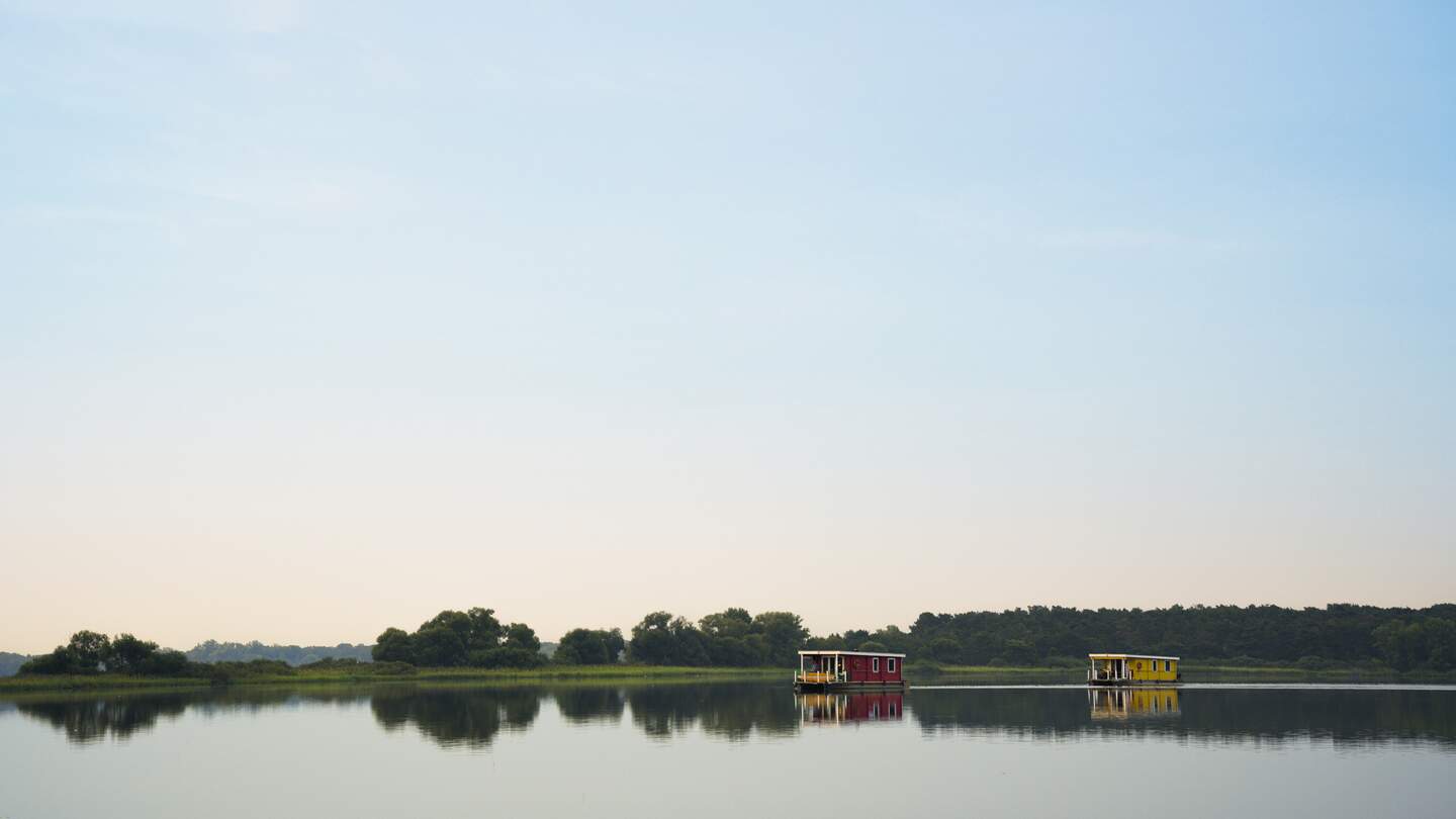 Einzelnes Hausboot auf einem See in Brandenburg im Sommer | ©  Gettyimages.com/wayra
