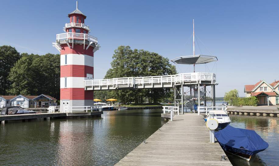 Leuchtturm in rot-weiss am Rheinsberger See in Rheinsberg | © Gettyimages.com/HaraldBiebel