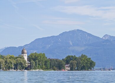 Idyllische Klosterinsel in Chiemsee | © gettyimages.com/tinieder