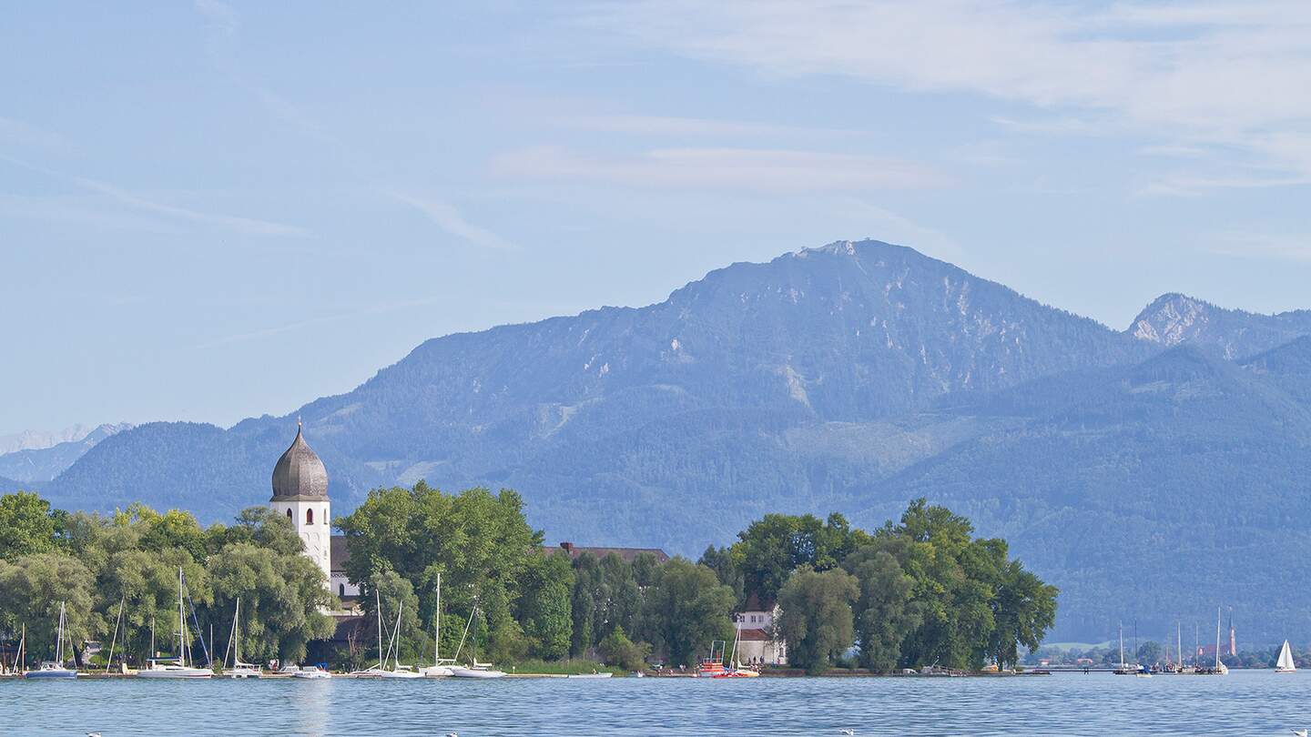 Idyllische Klosterinsel in Chiemsee | © gettyimages.com/tinieder