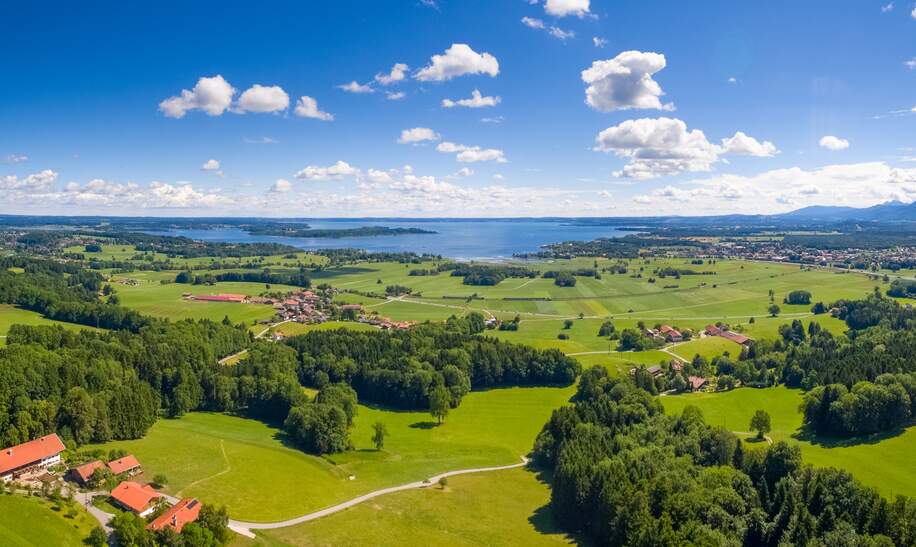 Panorama Blick auf den Chiemsee im Sommer bei Sonnenschein | © Gettyimages.com/NatureNow
