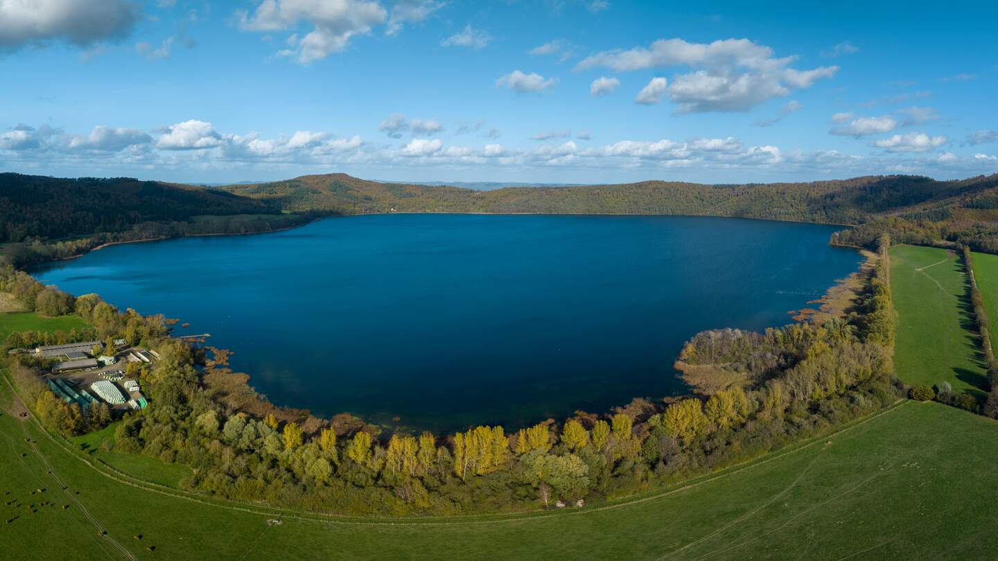 Luftaufnahme des Laacher Sees in der Eifel | © Gettyimages.com/jotily