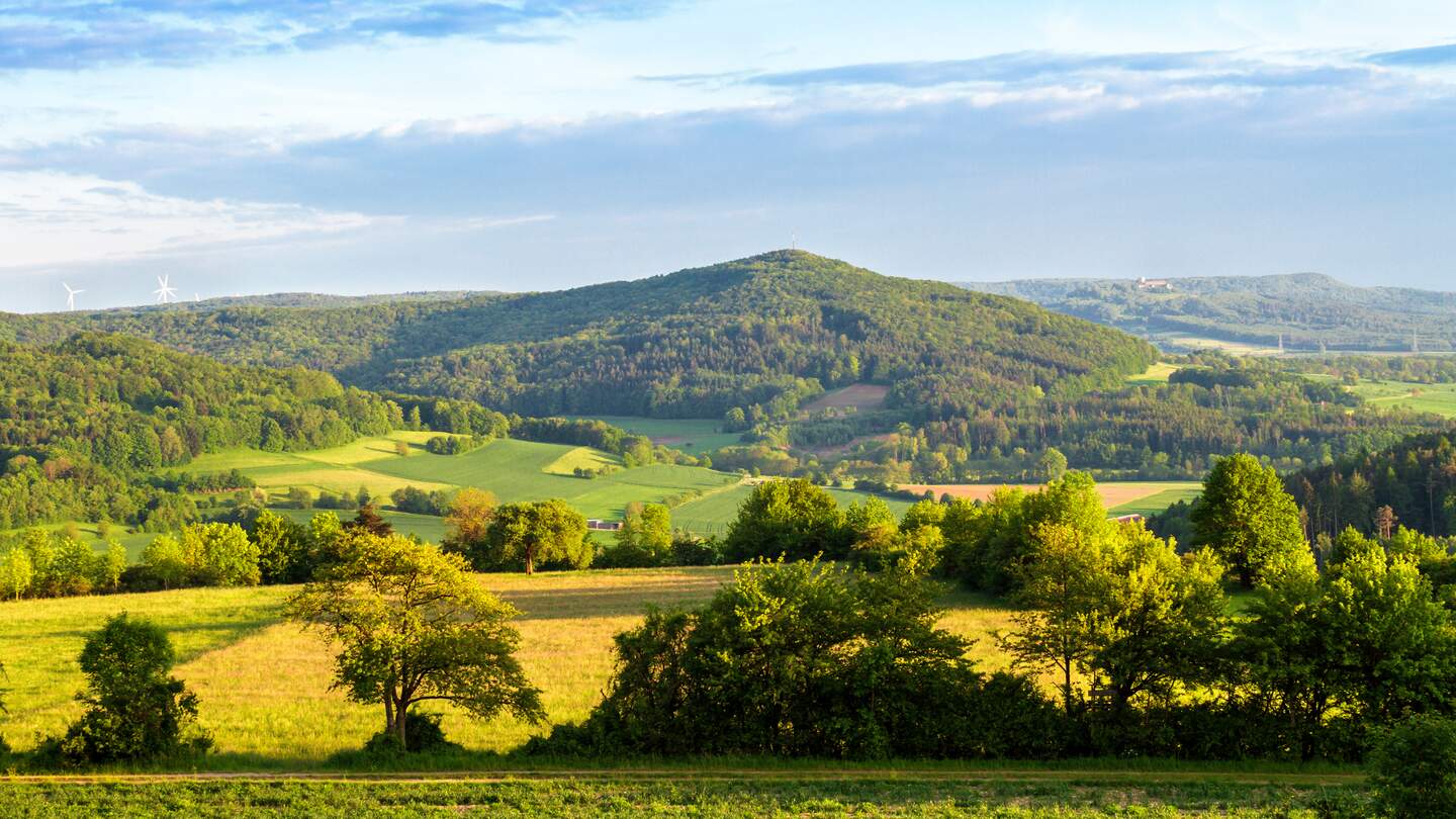 Nordbayerische Frühlingshügellandschaft. Warme Farben. Bäume und Hügel. Frankenwald. Bekannt für Wandern. Wunderschöne malerische Natur | © Gettyimages.com/Andreas_Zerndl