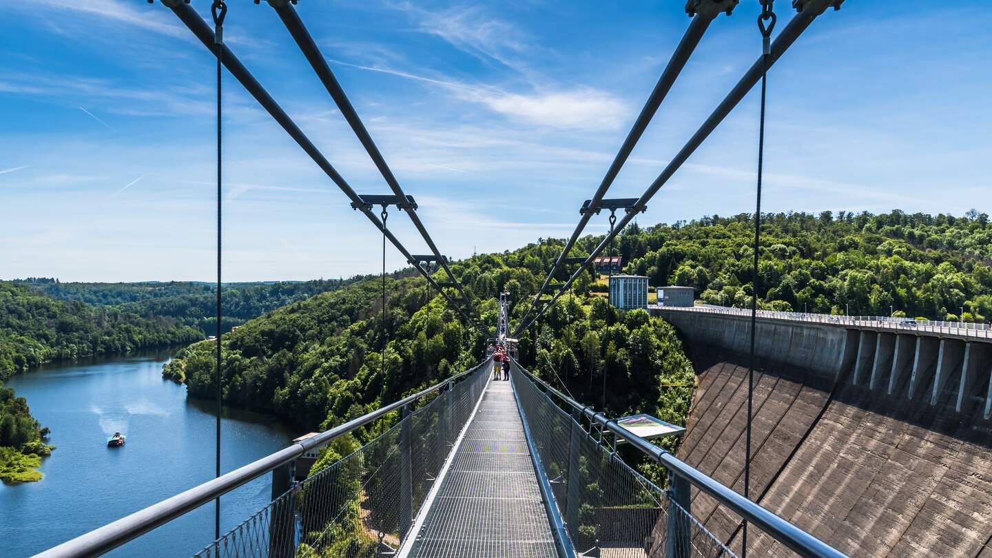 Blick auf die Bodetalsperre mit der Haengebruecke im Bodetal | © Gettyimages.com/Daniela Baumann