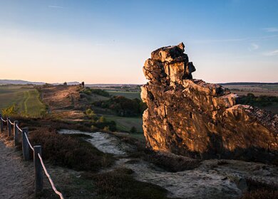 Blick auf die Felsformationen der Teufelsmauer im Harz | © Pixabay.com/ThomasB