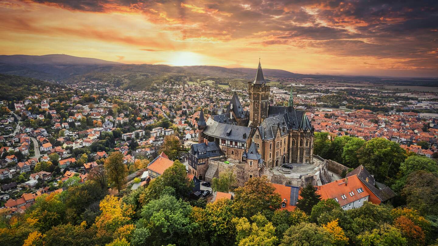 Die Stadt Wernigerode im Harz bei Sonnenuntergang. Im Vordergrund die Burg. | © Gettyimages.com/votimedia