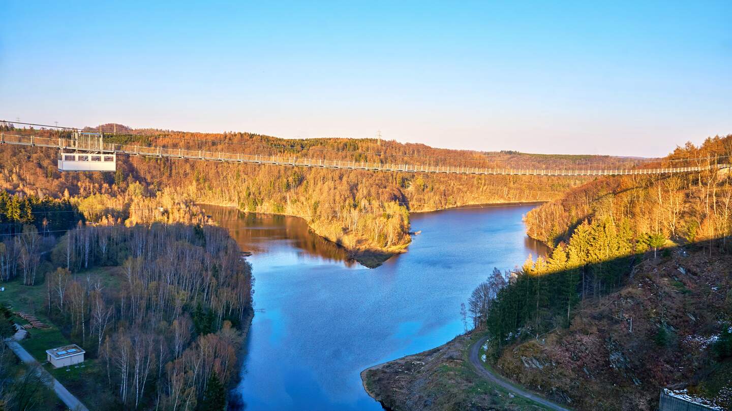 die laengste Fussgaenger-Haengebruecke der Welt ueber das Wasser. Titan RT Bruecke an der Rappbodetalsperre. | © Gettyimages.com/drpics24