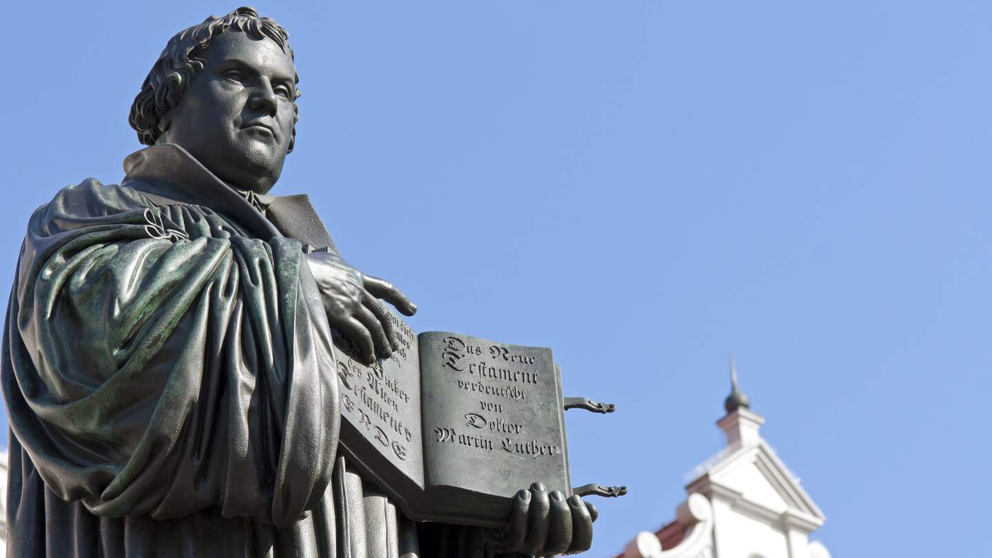 Nahaufnahme des Martin Luther Denkmals in der Lutherstadt Wittenberg | © Gettyimages.com/typo-graphics