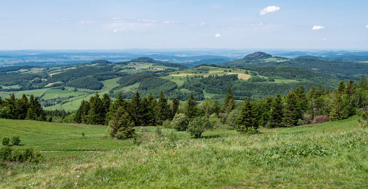 Blick von der Wasserkuppe im Hessischen Bergland. Er ist der hoechste Gipfel im Rhoengebirge. | © Gettyimages.com/Kristin Greenwood
