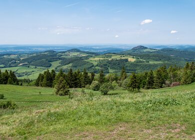 Blick von der Wasserkuppe im Hessischen Bergland. Er ist der hoechste Gipfel im Rhoengebirge. | © Gettyimages.com/Kristin Greenwood