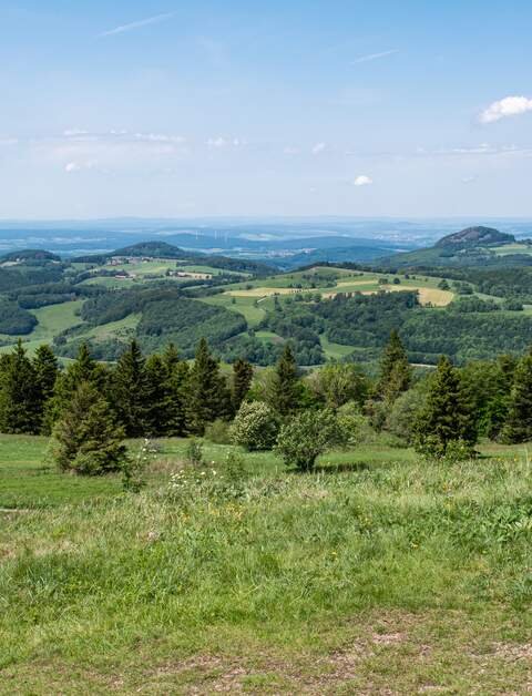 Blick von der Wasserkuppe im Hessischen Bergland. Er ist der hoechste Gipfel im Rhoengebirge. | © Gettyimages.com/Kristin Greenwood