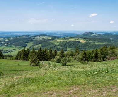 Blick von der Wasserkuppe im Hessischen Bergland. Er ist der hoechste Gipfel im Rhoengebirge. | © Gettyimages.com/Kristin Greenwood