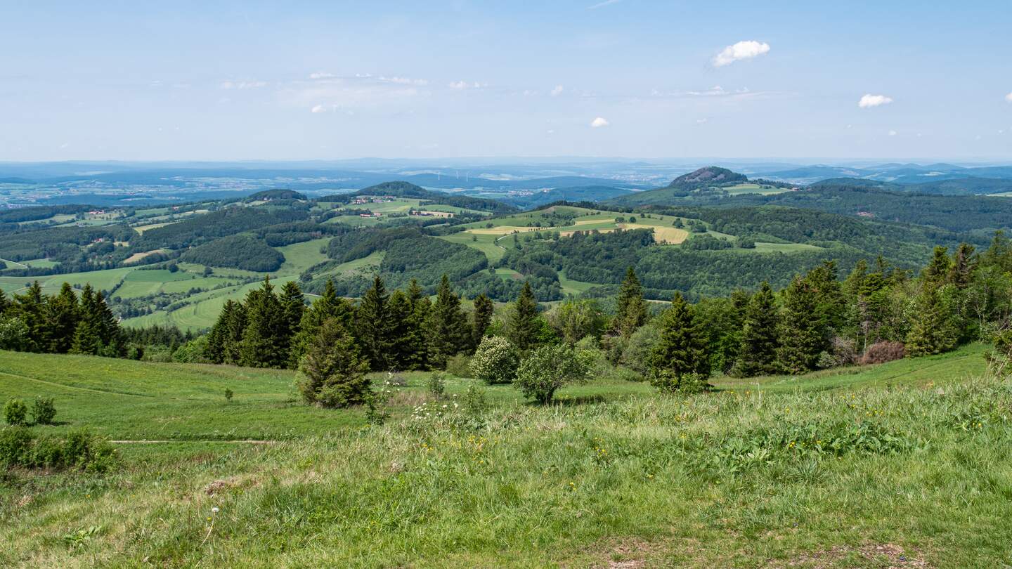 Blick von der Wasserkuppe im Hessischen Bergland. Er ist der hoechste Gipfel im Rhoengebirge. | © Gettyimages.com/Kristin Greenwood