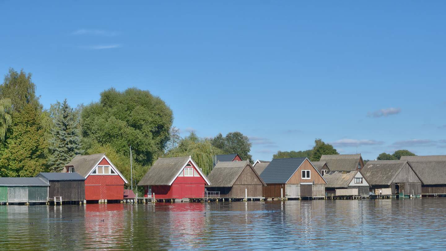 Traditionelle Fischerhuetten am Mueritzsee in Roebel, im Mueritz-Nationalpark | © Gettyimages.com/eurotravel