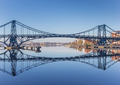 Kaiser-Wilhelm-Bruecke ueber den Ems-Jade-Kanal in Wilhelmshaven | © Gettyimages.com/venemama
