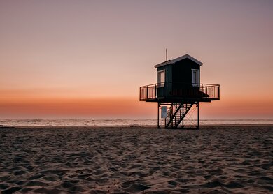 bunter Sonnenuntergang am Strand, Watt, Langeoog, Nordsee | © Gettyimages.com/olgakremer