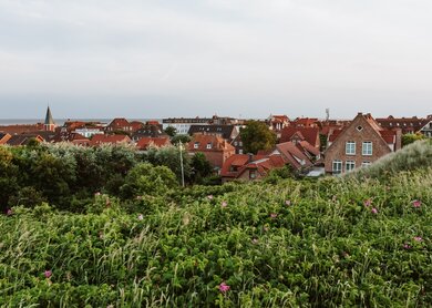 Blick von den Duenen auf den Hauptort auf der Nordseeinsel Juist, Ostfriesland, Deutschland, Europa, im Abendlicht. | © Gettyimages.com/sandrawestermann