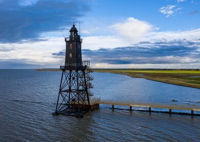Schoener Obereversand Leuchtturm der Nordsee in der Naehe von Bremen, Bremerhaven und Weser. Dorum-Neufeld, Wurster Nordseekueste, Deutschland. Nationalpark Niedersaechsisches Wattenmeer. | © Gettyimages.com/dmitrymalov