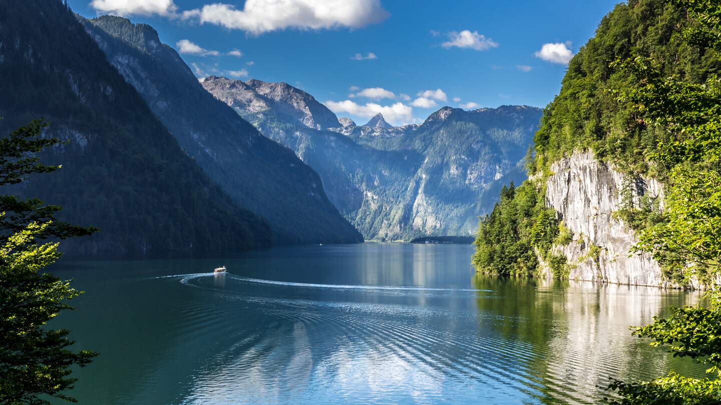 Blick auf den Koenigssee mit fahrendem Schiff | © Gettyimages.com/Max.T