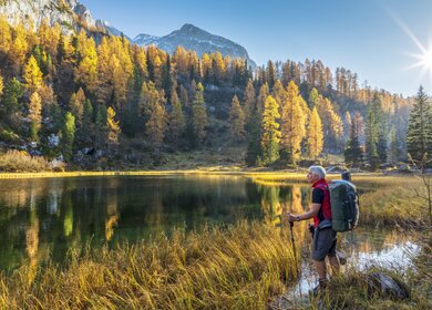 Einsame Wanderer bei Alpin See Schwarzensee im Herbst | © Gettyimages.com/DieterMeyrl