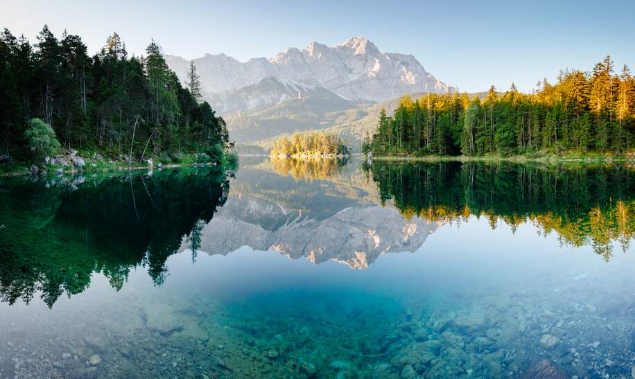 Eibsee in Garmisch-Patenkirchen mit Spiegelung der Bergipfel auf dem See | © Gettyimages.com/leonid_tit