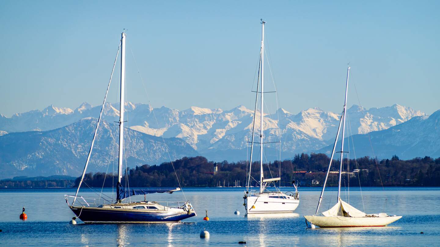 Blick auf Segelboote auf dem Starnbergersee in Bayern mit Bergpanorama | © Gettyimages.com/FooTToo