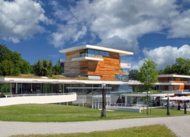 Buchheim Museum in Bernried am Starnberger See mit bewoelktem Himmel | © Gettyimages.com/pwmotion