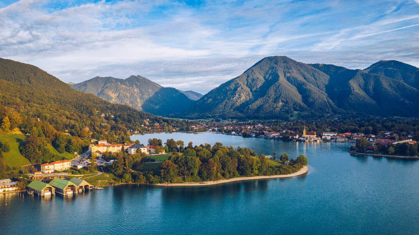 Blick auf den Tegernsee in Rottach-Egern bei Sonnenschein und leichter Bewoelkung | © Gettyimages.com/DaLiu