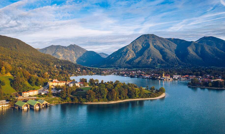 Blick auf den Tegernsee in Rottach-Egern bei Sonnenschein und leichter Bewoelkung | © Gettyimages.com/DaLiu