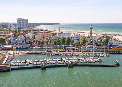 Blick auf den Hafen und Strand von Warnemuende, Rostock | © Gettyimages.com/majaiva
