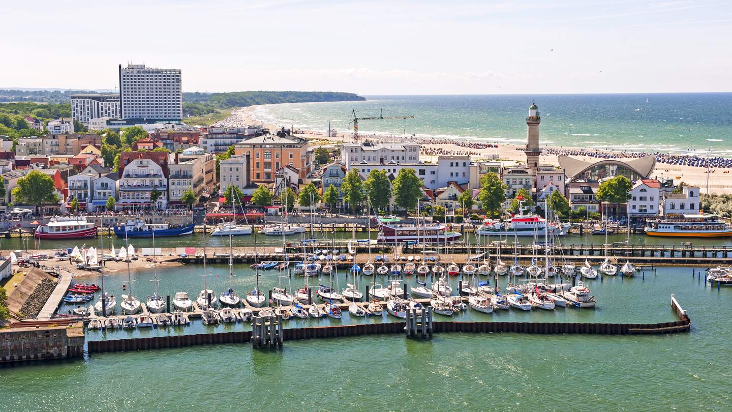 Blick auf den Hafen und Strand von Warnemuende, Rostock | © Gettyimages.com/majaiva
