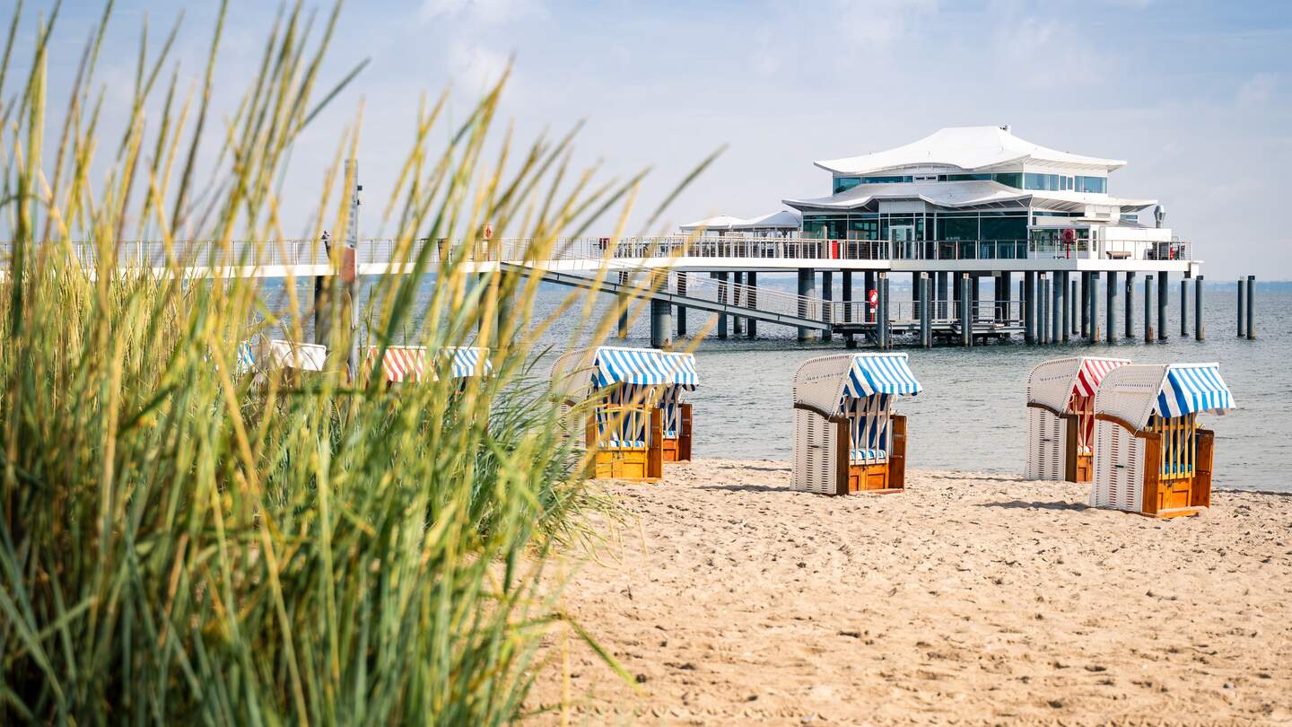 Seebruecke mit Restaurant in Timmendorfer Strand, Ostsee, mit Strandhafer und Strankoerben im Vordergrund | ©  Gettyimages.com/Steffen_F